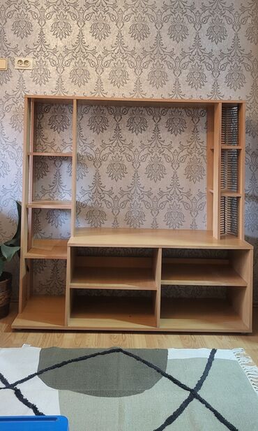 pletena komoda: TV stand, color - Brown, Used