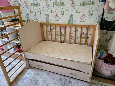 bunk bed: Манеж-кровать, Б/у, С комодом, Дерево — 2