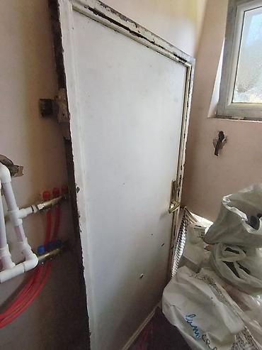 Ağ rəngdə qapı, üzərində qızılı rəngdə qulp mövcuddur. Qapı müxtəlif lalafo.az -da Ağ rəngdə qapı, üzərində qızılı rəngdə qulp mövcuddur. Qapı müxtəlif