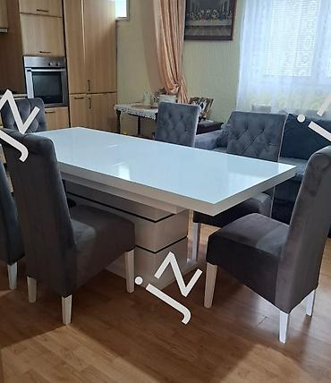 Moderan trpezarijski set: pravougaoni sto visokog sjaja sa centralnim