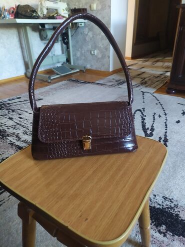 замшевая сумочка: Продам новую сумочку коричнего цвета