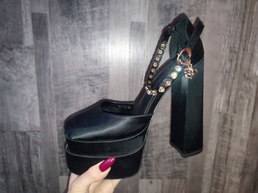 женские бордовые туфли: Туфли, 37, Versace, Б/у, цвет - Черный, Самовывоз