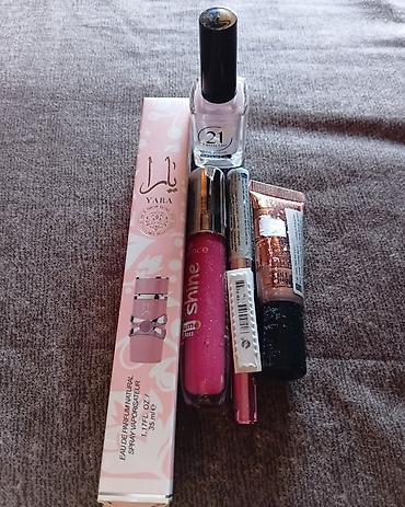 Kozmetički set – parfem, sjajevi za usne, gel za obrve, sloj za nokte — 1