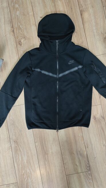 где можно продать старые вещи в бишкеке: Мужской костюм, S (EU 36), Nike, Б/у, цвет - Черный, Самовывоз