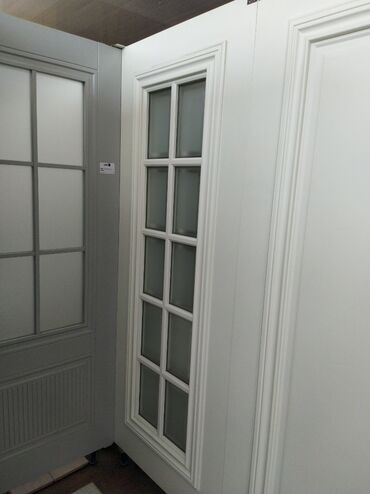 qapı şüşəsi: Ağ rəngdə, şüşə elementləri olan qapı. Bu qapı müasir dizayna malikdir
