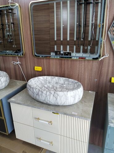 Mərmər lavabosu və şkafı olan bu hamam dolabı, mətbəx, hamam və ya