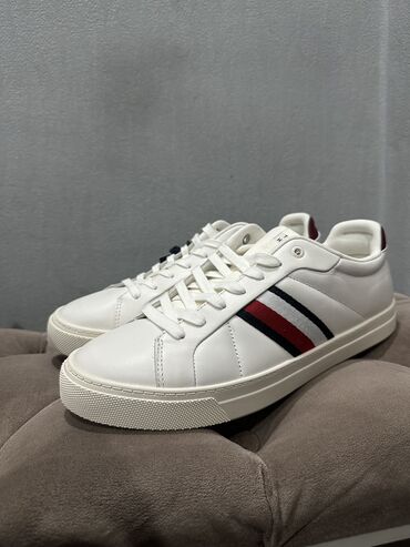аквашузы купить бишкек: Мужские кроссовки, 43, Tommy Hilfiger, Новый, цвет - Белый, Самовывоз, Платная доставка