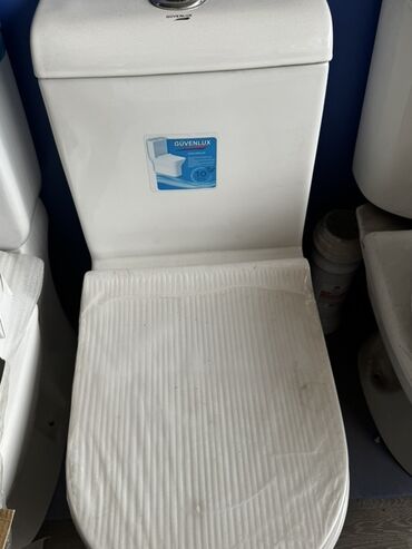 hamam ucun vanna: Ağ rəngdə "GÜVENLÜX" brendinin keramika unitazı. Bu, quraşdırılması