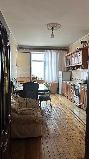 Köhnə tikili: Geniş və işıqlı mənzil interyeri - Klassik dizaynlı geniş zal — 15