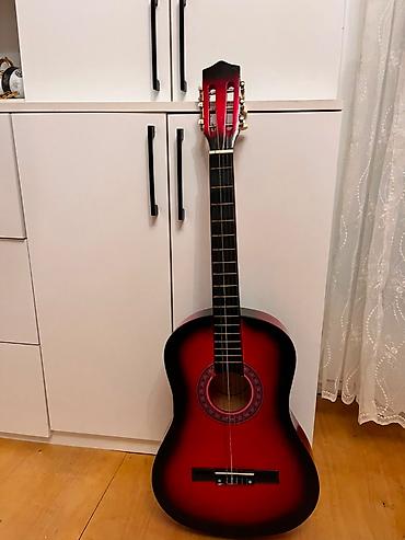 Gitaralar: Bu gitara sərbəst öyrenmek üçün nəzərdə tutulan,classic gitardır — 1
