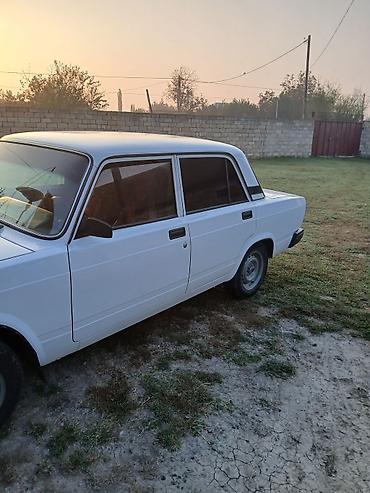 mercedes yan güzgü: Lada 2107 sedan avtomobil. Şəkillərdə ağ rəngli kuzov, klassik — 3