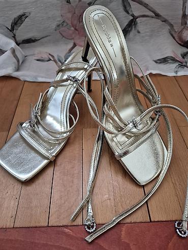 mona kais braon: Bershka sandale na štiklu – veličina 38 - Elegantne sandale u metalik — 1