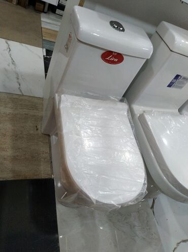 Mətbəx çanaqları: Ağ rəngli, müasir dizaynlı unitaz. Bu unitaz, həm funksionallığı, həm