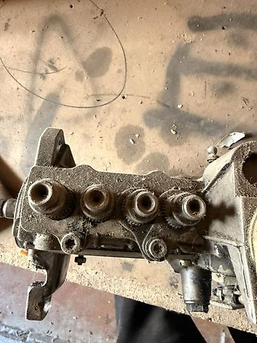r18 22560: ТНВД Bosch для дизельного двигателя. На фото — механический рядный — 4