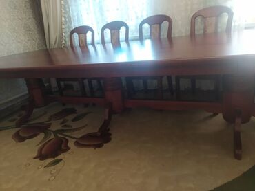 стол из массива дуба: Обеденный стол из массива дерева с овальной столешницей, выполненный в