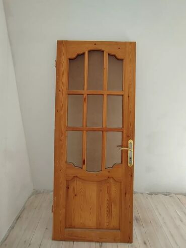 Фурнитура и комплектующие: Bu, taxta çərçivəli və şüşə panelli daxili qapıdır. Qapının yuxarı