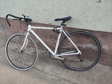 Городской/шоссейный велосипед с узкими колесами и прямой рамой