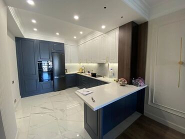 Кухонные гарнитуры: Современный кухонный гарнитур, выполненный в комбинации светло-серых и — 6