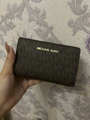 Michael Kors brendinə məxsus pulqabı. Tünd qəhvəyi rəngdə, üzərində MK