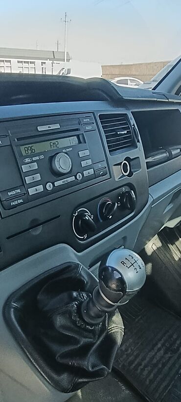 Yük maşınları: Ford Transit pikap/döngə bortlu yük maşını Xüsusiyyətlər: - — 5