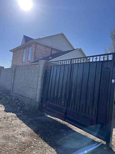 домик с контейнера: Продается в городе Каракол большой 2этажный дом .дом построена — 1