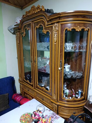 Qonaq otağı dəstləri: Mebel dəsti satılır Tərkibi: - Klassik vitrin-bufet: oyma dekorlu — 1