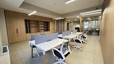 бизнес зал: Аренда офисов, 40 м², В бизнес центре, С отдельной кухней — 1