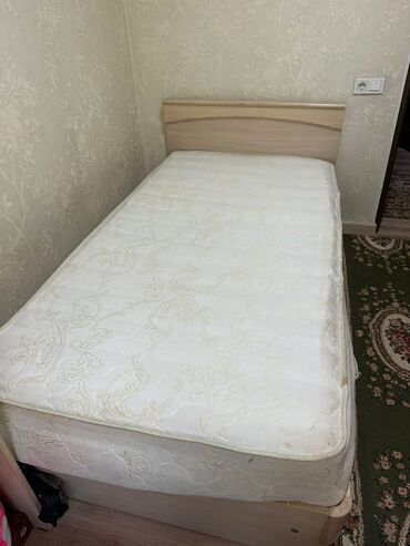 Односпальные кровати: Продается односпальная кровать с ортопедическим основанием и матрасом