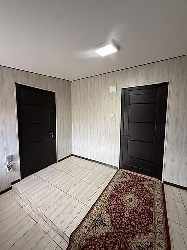 Продажа коттеджей и домов: Нарын шаарынын борборунан, Шералиева кочосунон 5 болмолуу уй сатылат — 5
