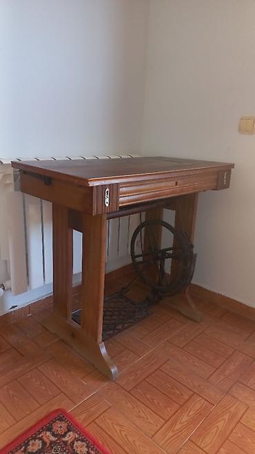 Digər mebel: 1960ci ilin paltar tikən maşını.Budapeştdə istehsal olunub.Təmiz — 1