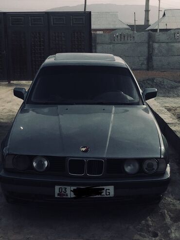 авто унаага алмашам: Седан BMW 5 серии (E34) серого цвета, оснащенный люком на крыше