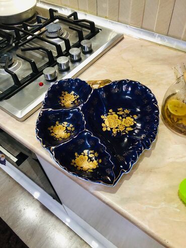 Çaydanlar və qəhvədanlar: Mavi rəngli, qızılı naxışlarla bəzədilmiş keramik/farfor servis qabı