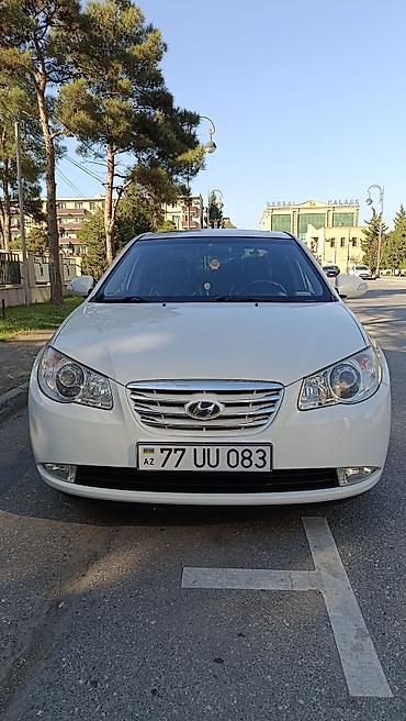 taube kondisioner: Hyundai Elantra, ağ rəngli sedan.nömre üstünde verilir peredok arxa — 1