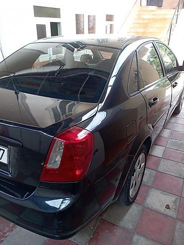 15 38 təkər: Sedan avtomobil – qara rəng, 4 qapı, arxa ötürücülü. Nömrə: 77-HN-817 — 1