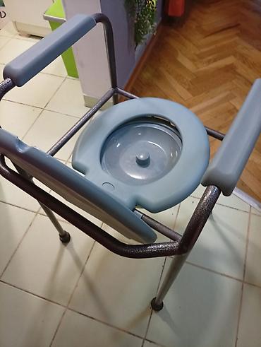 Medicinski nameštaj: Toaletna stolica (WC stolica/komod stolica) sa kadicom. KAO NOVA — 6