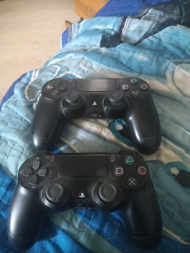 Video oyunlar üçün aksesuarlar: Qara rəngdə iki ədəd PlayStation 4 (PS4) oyun konsolu üçün nəzərdə