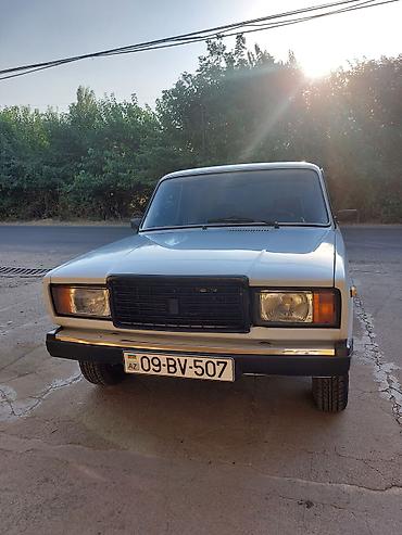 VAZ (LADA): VAZ 2107 sedan – klassik ağ rəngdə, 4 qapılı, arxaötürücülü. Texniki — 4