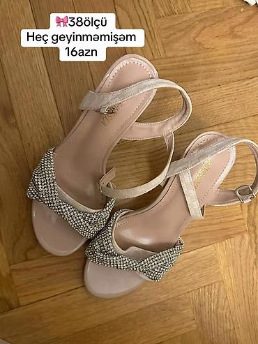 Basanoşka və səndəllər: - Qadın sandaleti - Ölçü: 38 - Rəng: açıq nude/şampan - Model: açıq — 1