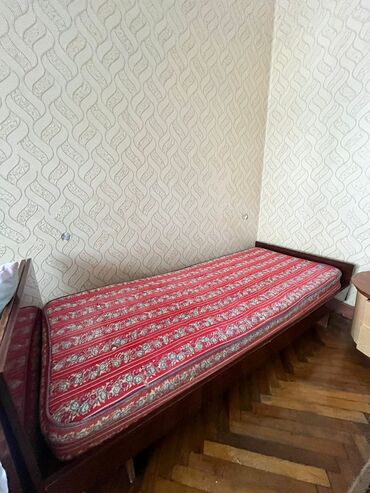 железная кровать односпальная: Б/у, Односпальная кровать, Без подьемного механизма, С матрасом, Без выдвижных ящиков