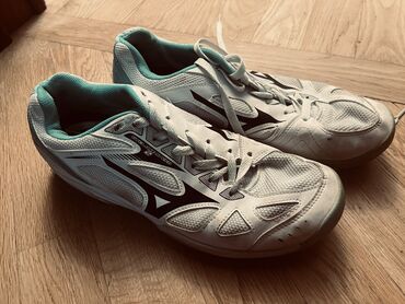 волейбольная обувь: Волейбольные кроссовки оригинал брал примерно за 7800