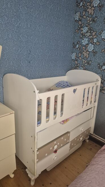 Beşiklər: Oğlan və qız üçün, Dördbucaq, Beşik, Dəst ilə, Matras ilə, Yellənmə mexanizmsiz