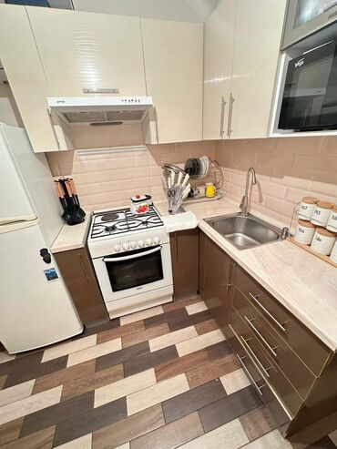 дешевые квартиры в оше: 3 комнаты, 64 м², 104 серия, 1 этаж, Евроремонт