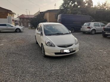 японский авто разбор: Белый хэтчбек Honda fit, компактный и функциональный, идеально