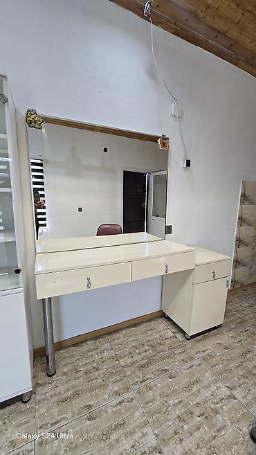 Masalar: Geniş güzgülü vizaj/saç stolu - Rəng: krem/ivori - Geniş, divar tipli — 1