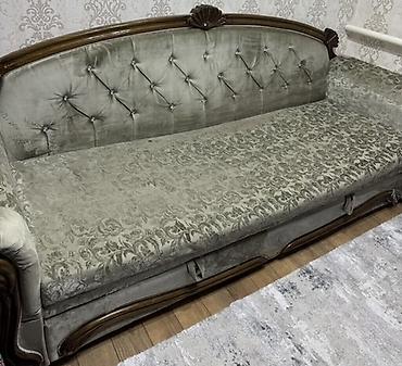 sofa: В отличном состоянии. Классический раскладной диван с высоким фигурным — 1