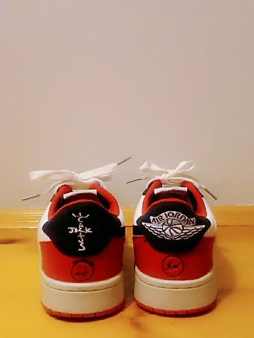 Digər idman və istirahət malları: Ag rengli, qirmizi ve qara detallari olan Nike air idman ayaqqabilari — 5