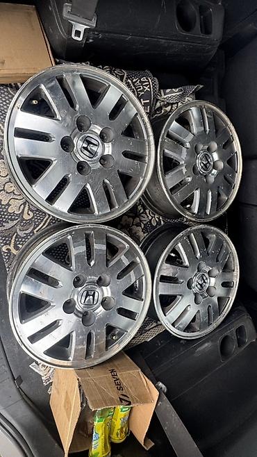 Комплект из 4 оригинальных литых дисков Honda.

Параметры:
R15 5/114,3