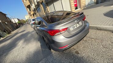 Hyundai Elantra: 1.6 л | 2015 г. Седан