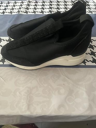 Qadınlar üçün slip-on üslubunda gündəlik idman ayaqqabısı - Rəng