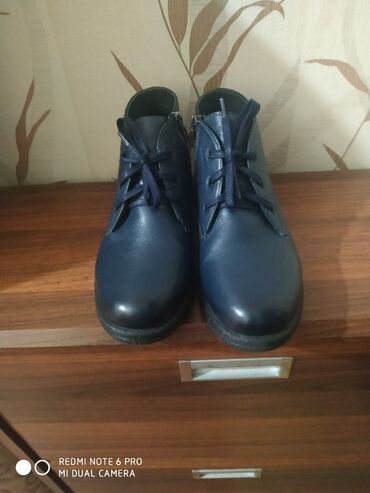 обувь экко: Продается ботинки демисезонные синего цвета., размер 39 .Цена 1000